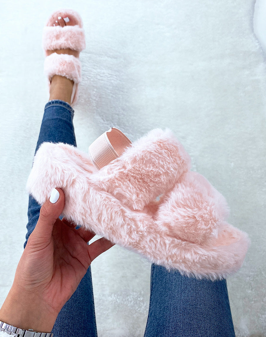 Pantoufles rose en fausse fourrure à double lanière