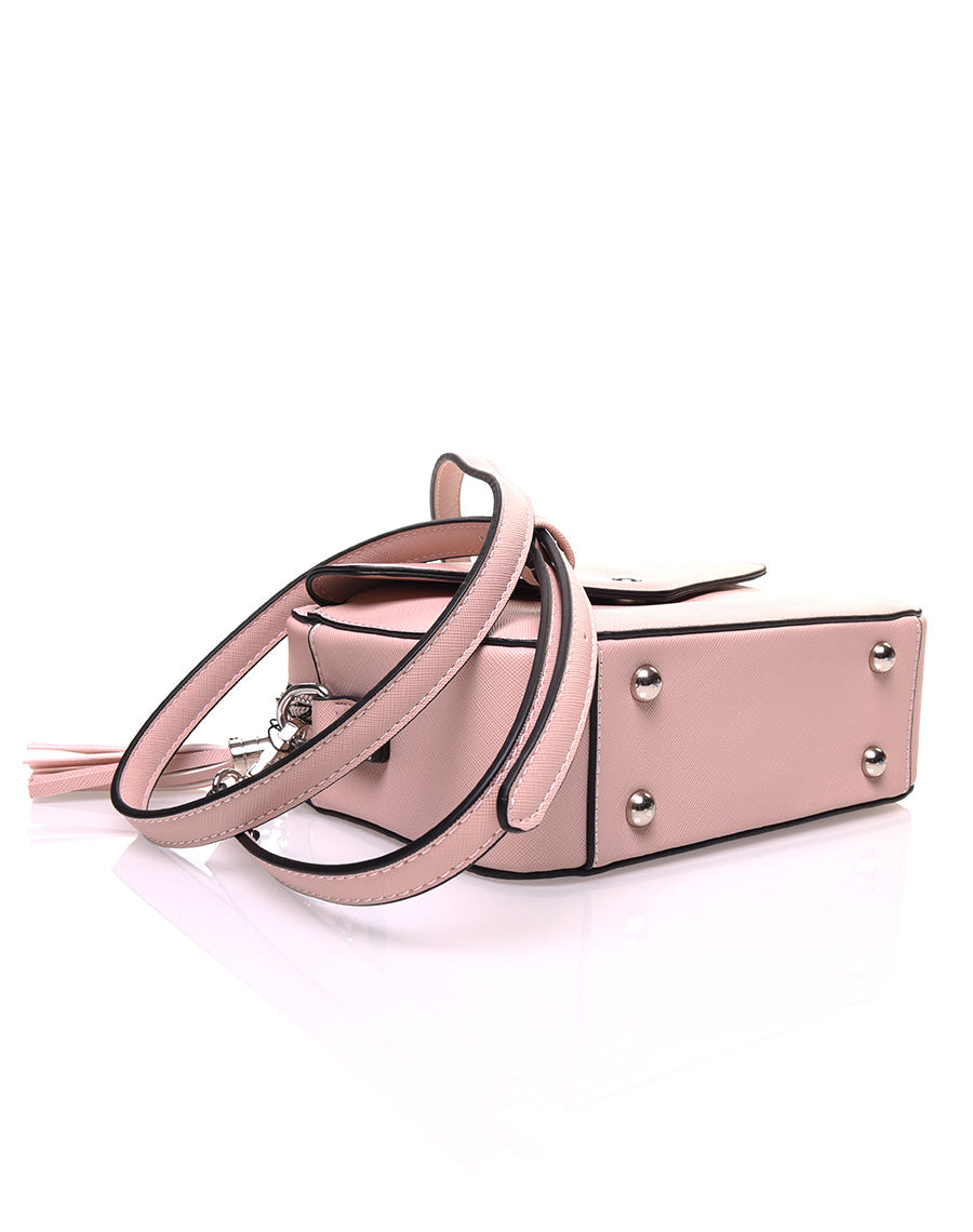 Petit sac bandoulière texturé rose poudré et fermeture pompon