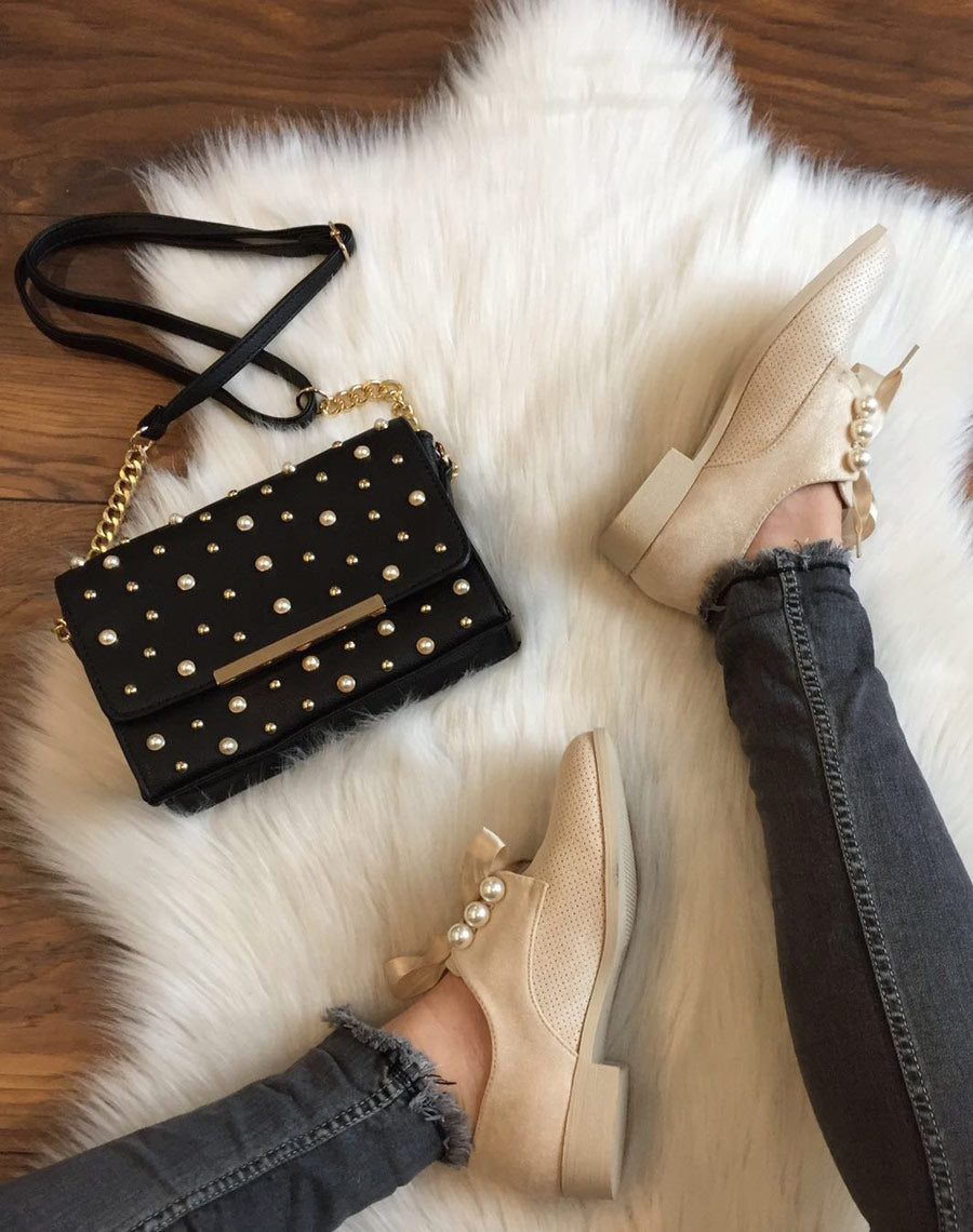 Petit sac en bandoulière orné de perle noir