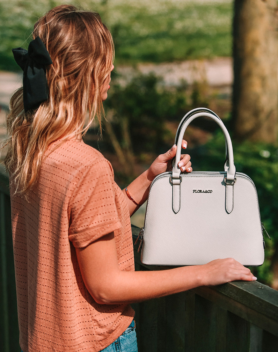 Petit sac à main gris clair arrondi à doubles compartiments