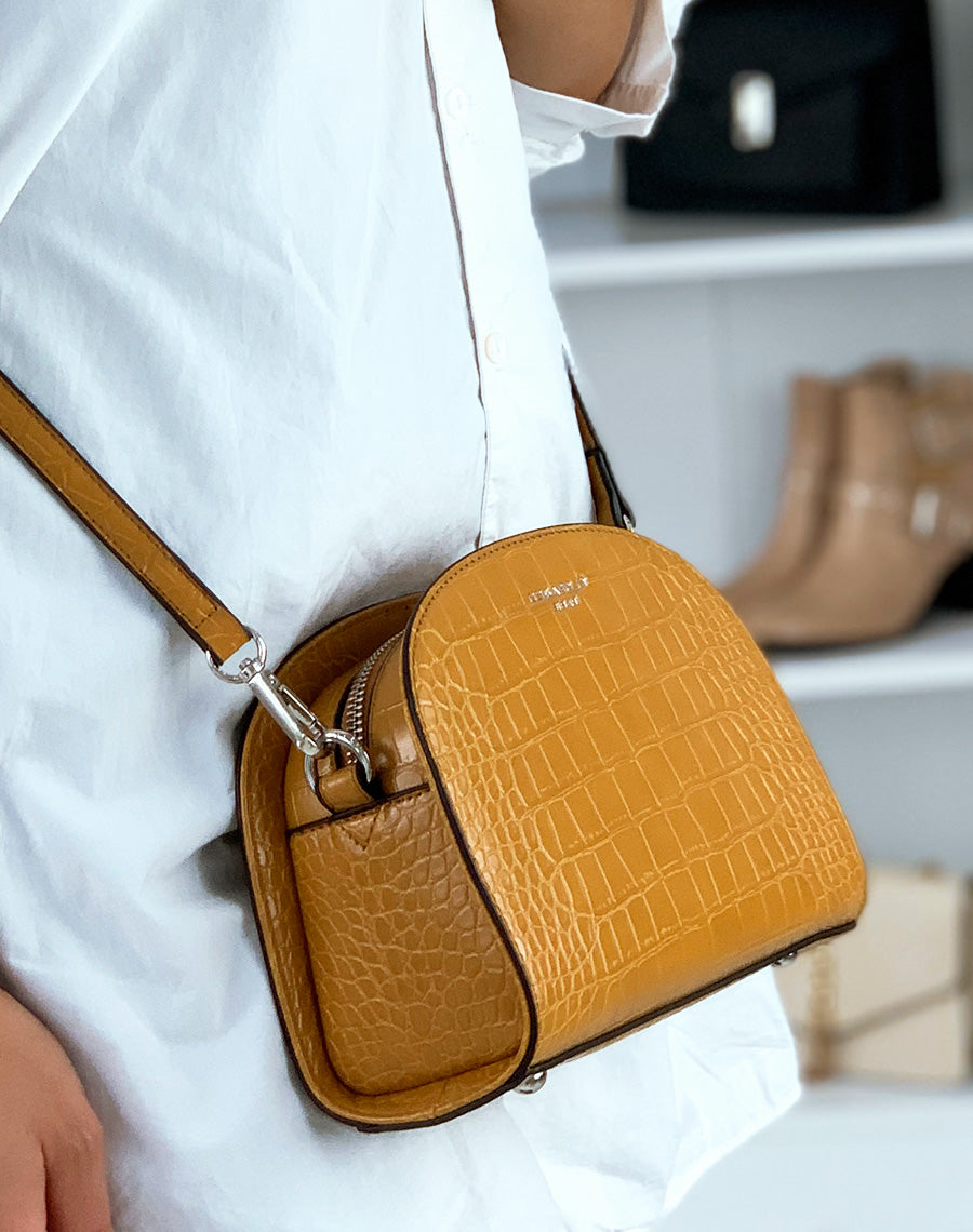 Pochette arrondie moutarde effet croco