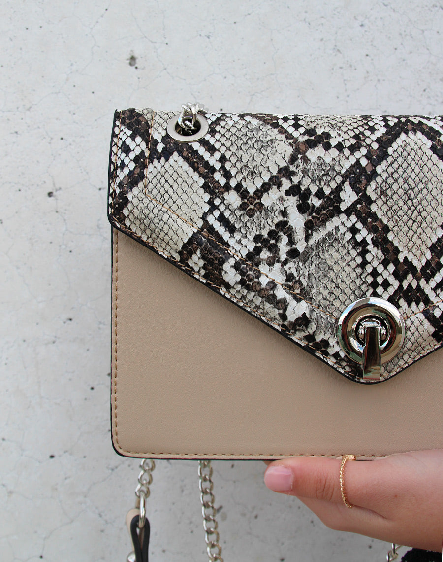 Pochette beige effet python à chaîne argentée