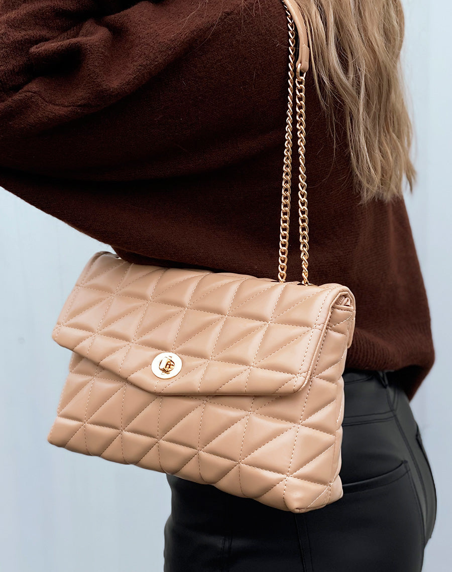 Pochette beige matelassé à chaînes dorées