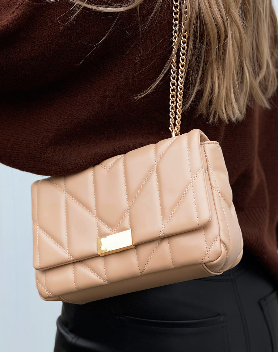 Pochette beige matelassée à détail doré