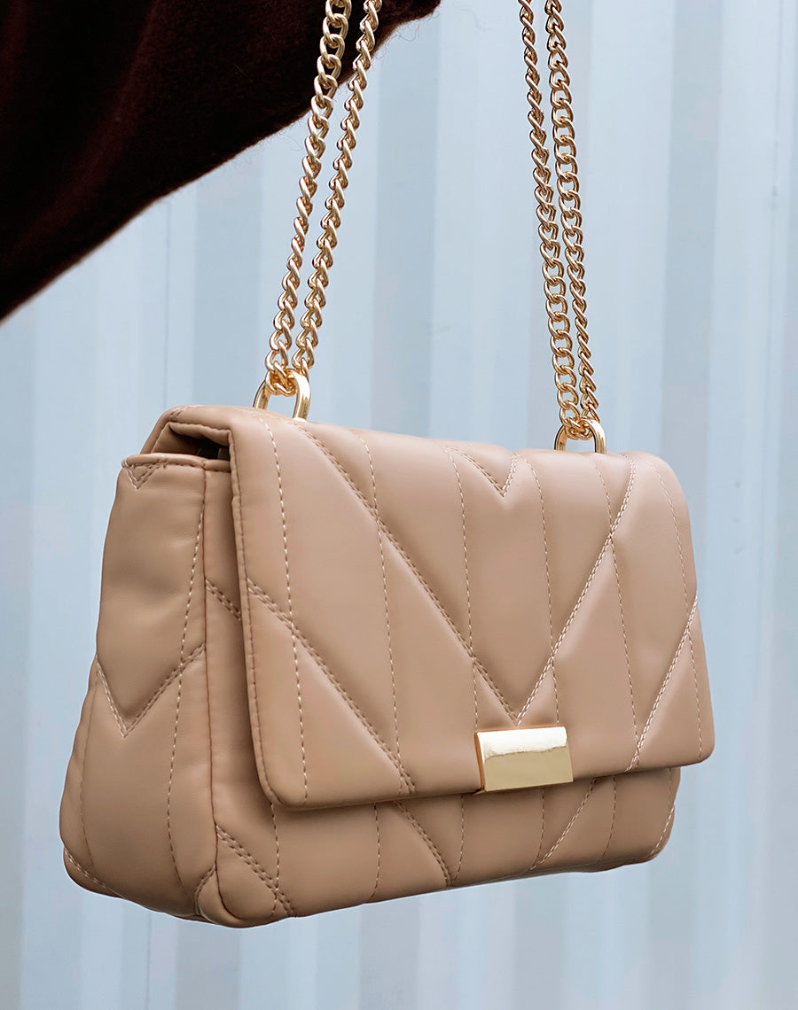 Pochette beige matelassée à détail doré