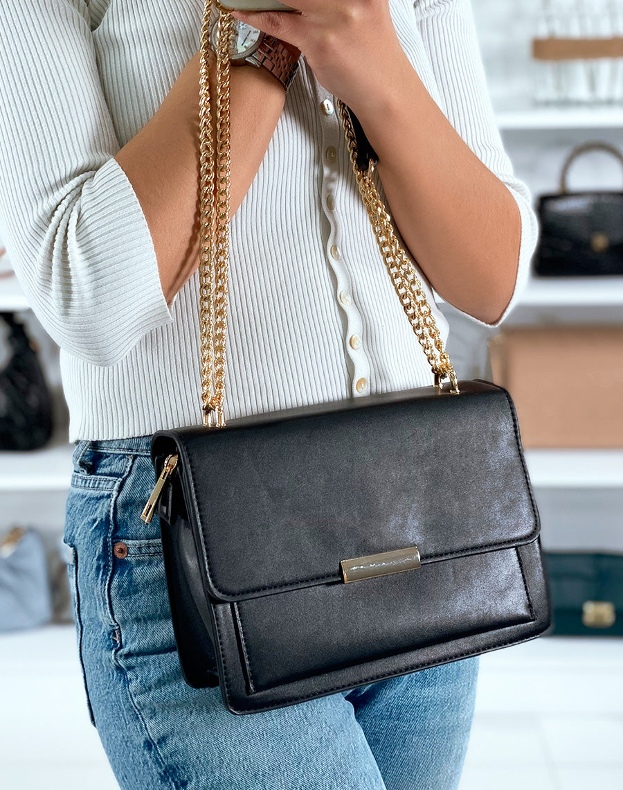 Pochette noire à chaîne dorée