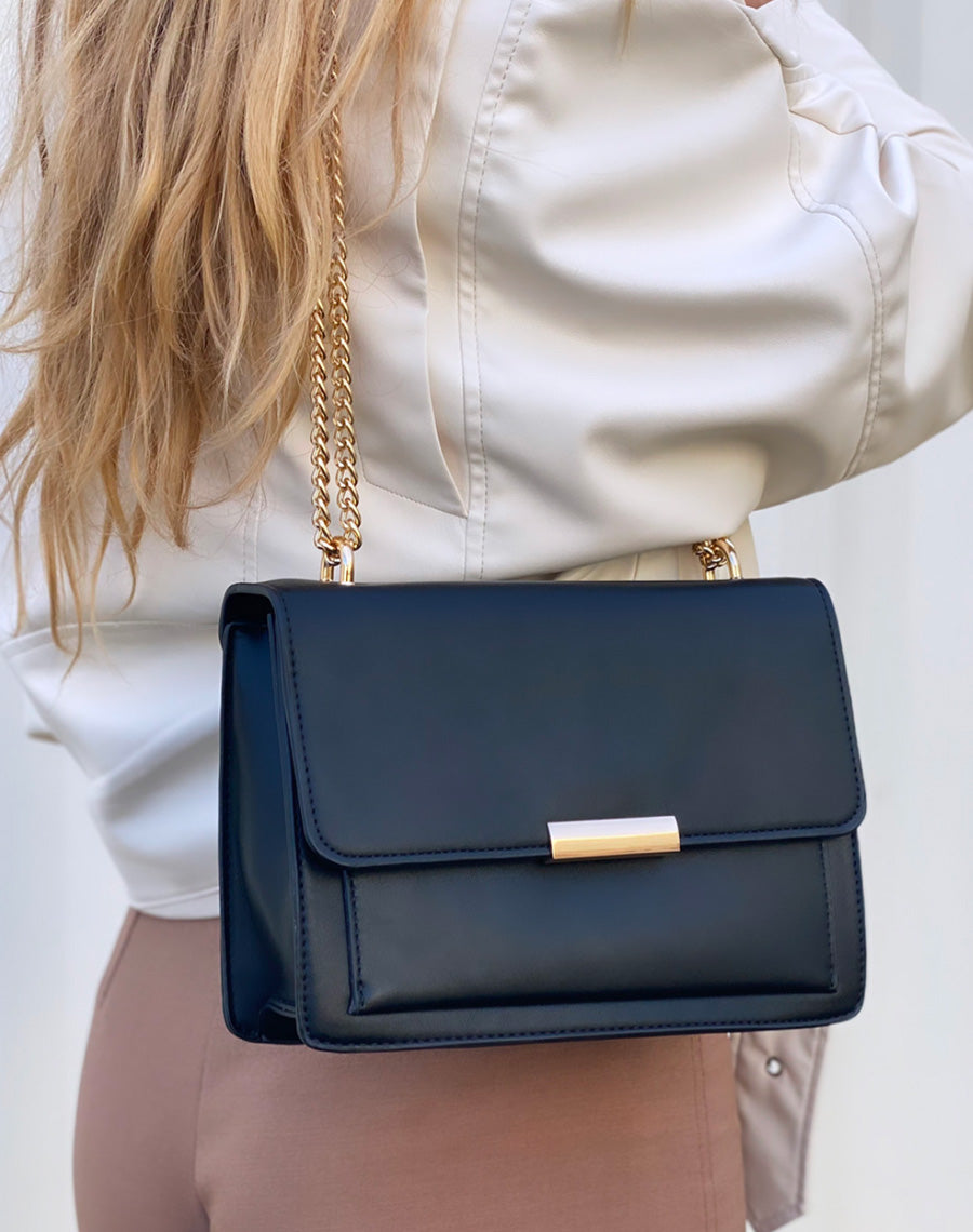 Pochette noire à chaîne dorée