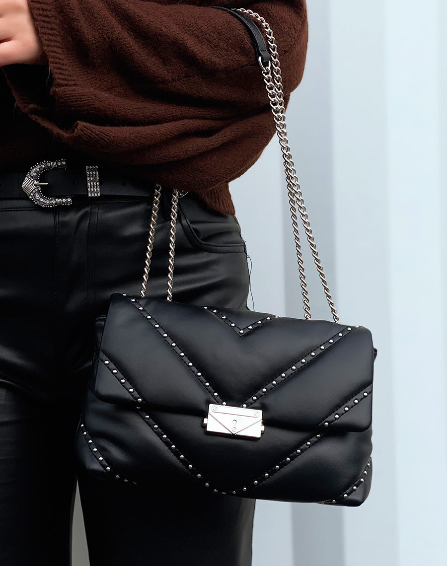 Pochette noire à clous argentés