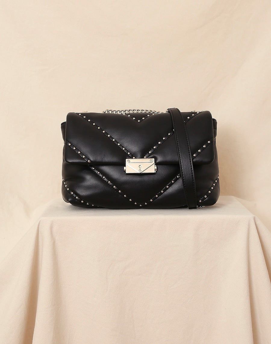 Pochette noire à clous argentés