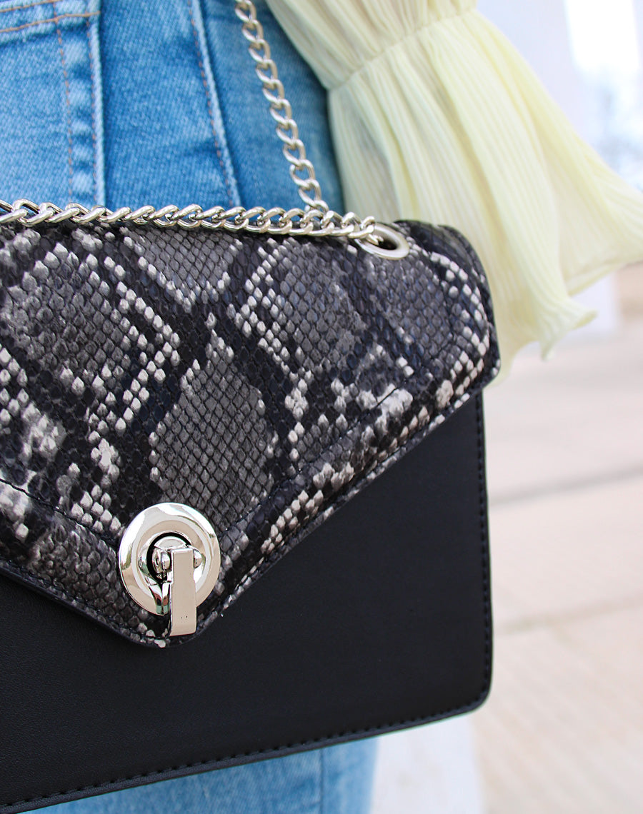 Pochette noire effet python à chaîne argentée