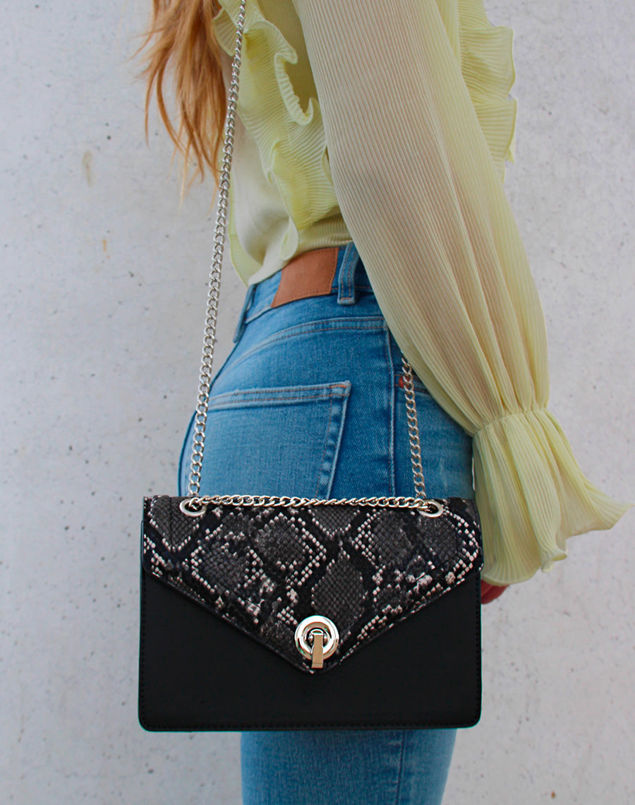 Pochette noire effet python à chaîne argentée