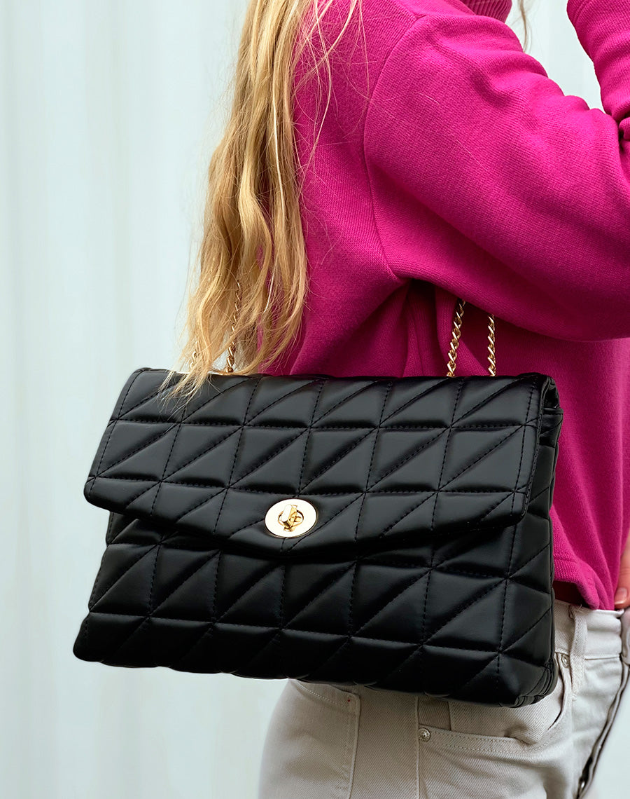 Pochette noire matelassé à chaînes dorées