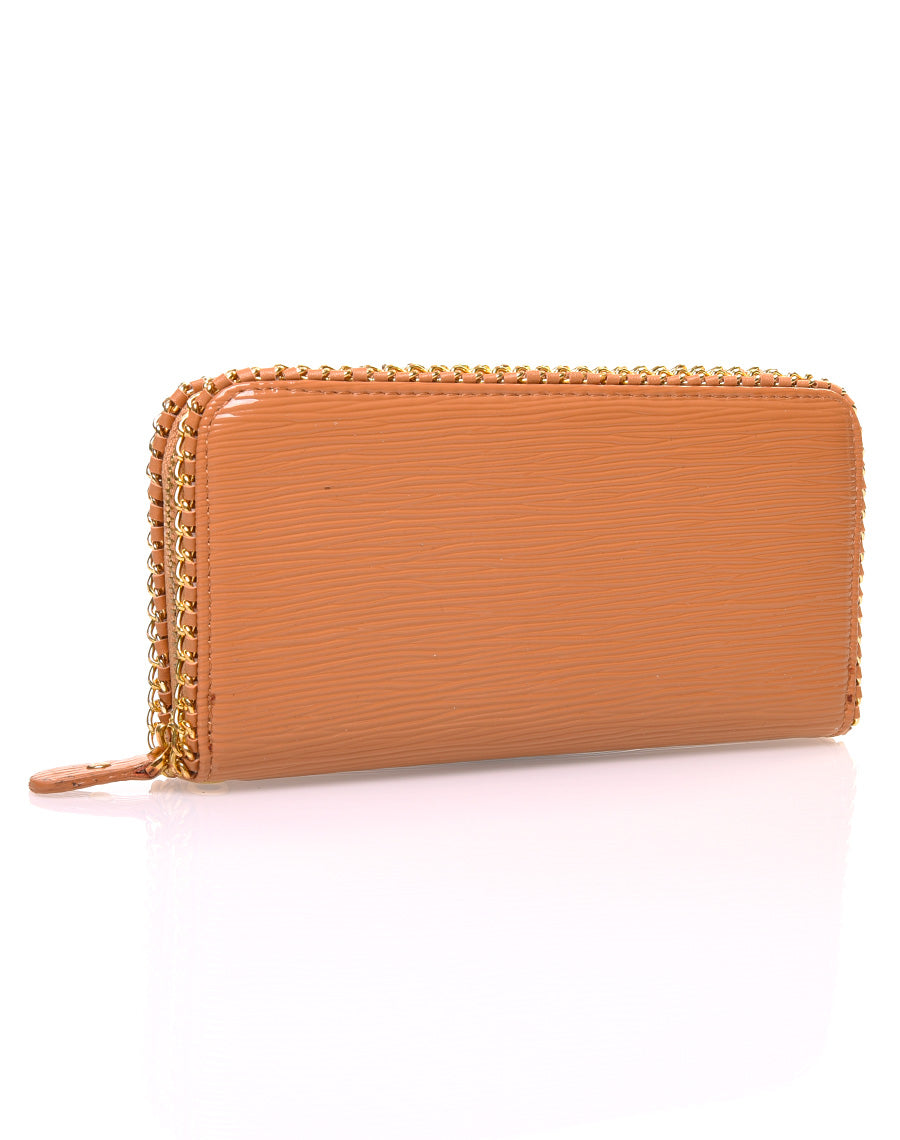Porte feuille camel verni détails chaînes dorées