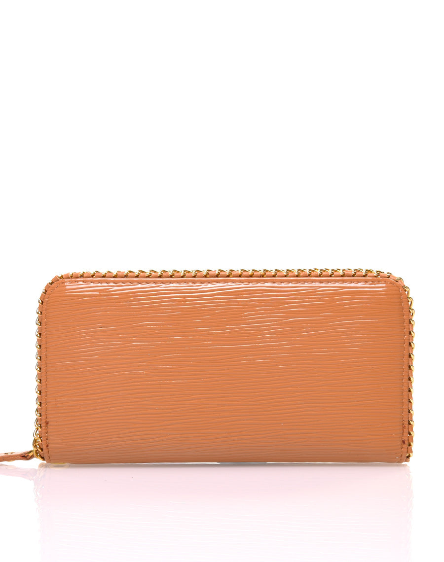Porte feuille camel verni détails chaînes dorées