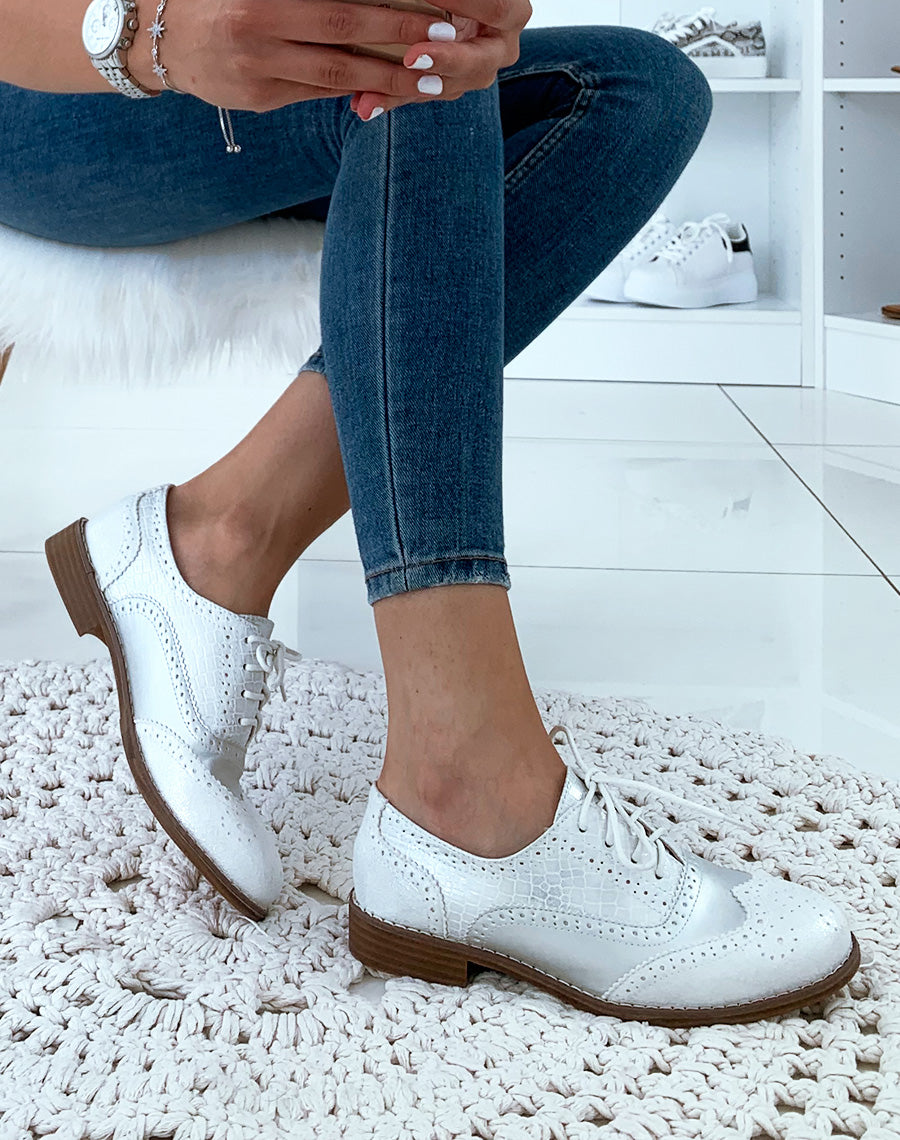 Richelieu blanches avec surpiq?res ? bout arrondi