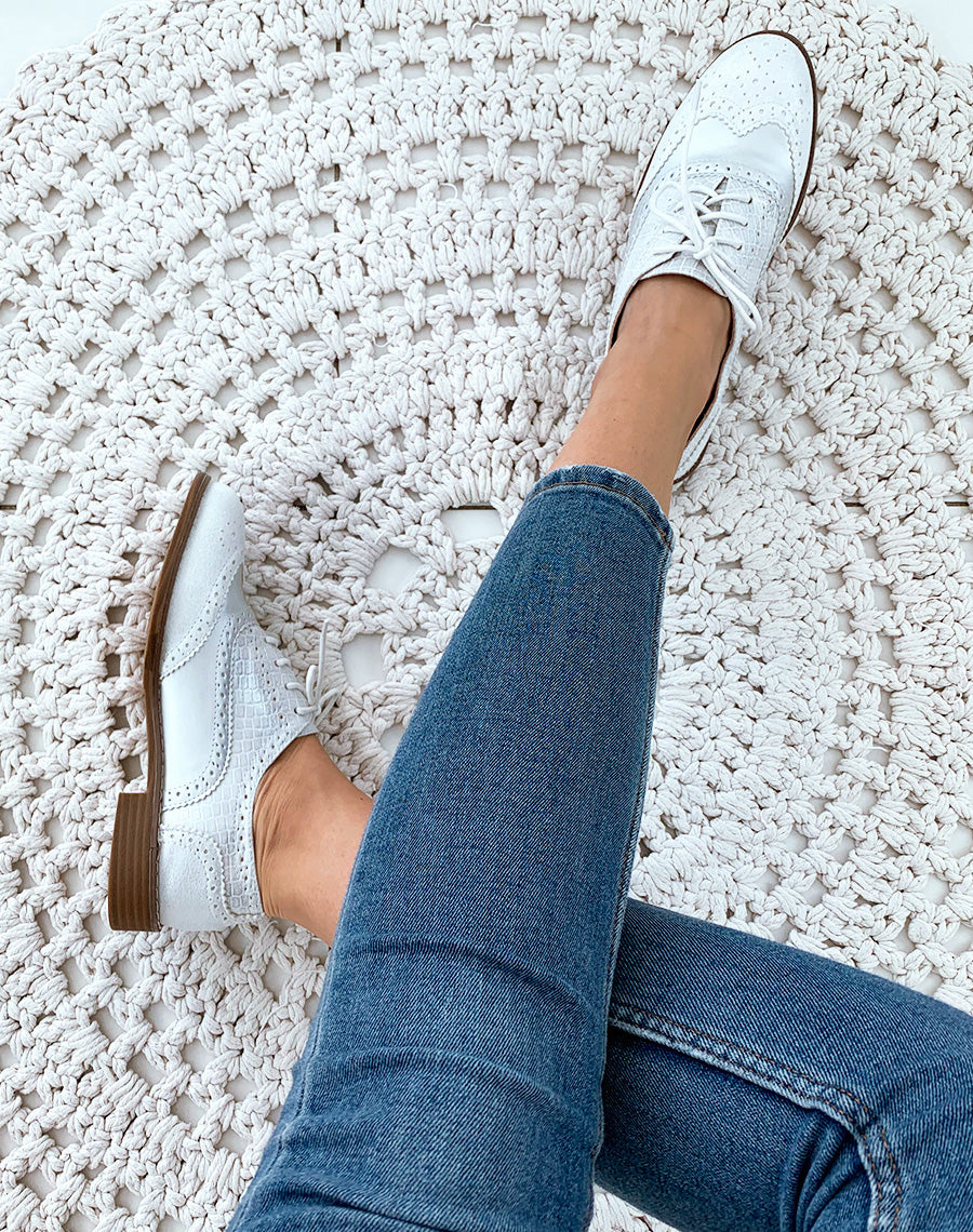 Richelieu blanches avec surpiq?res ? bout arrondi