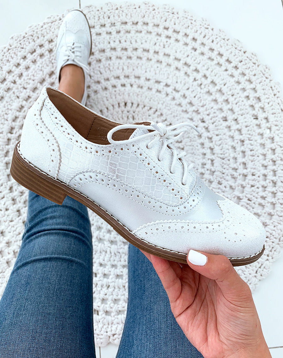 Richelieu blanches avec surpiq?res ? bout arrondi