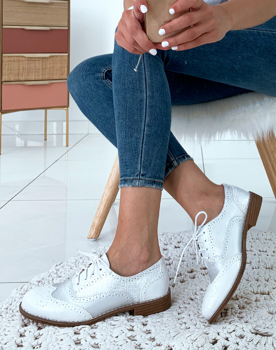 Richelieu blanches avec surpiq?res ? bout arrondi