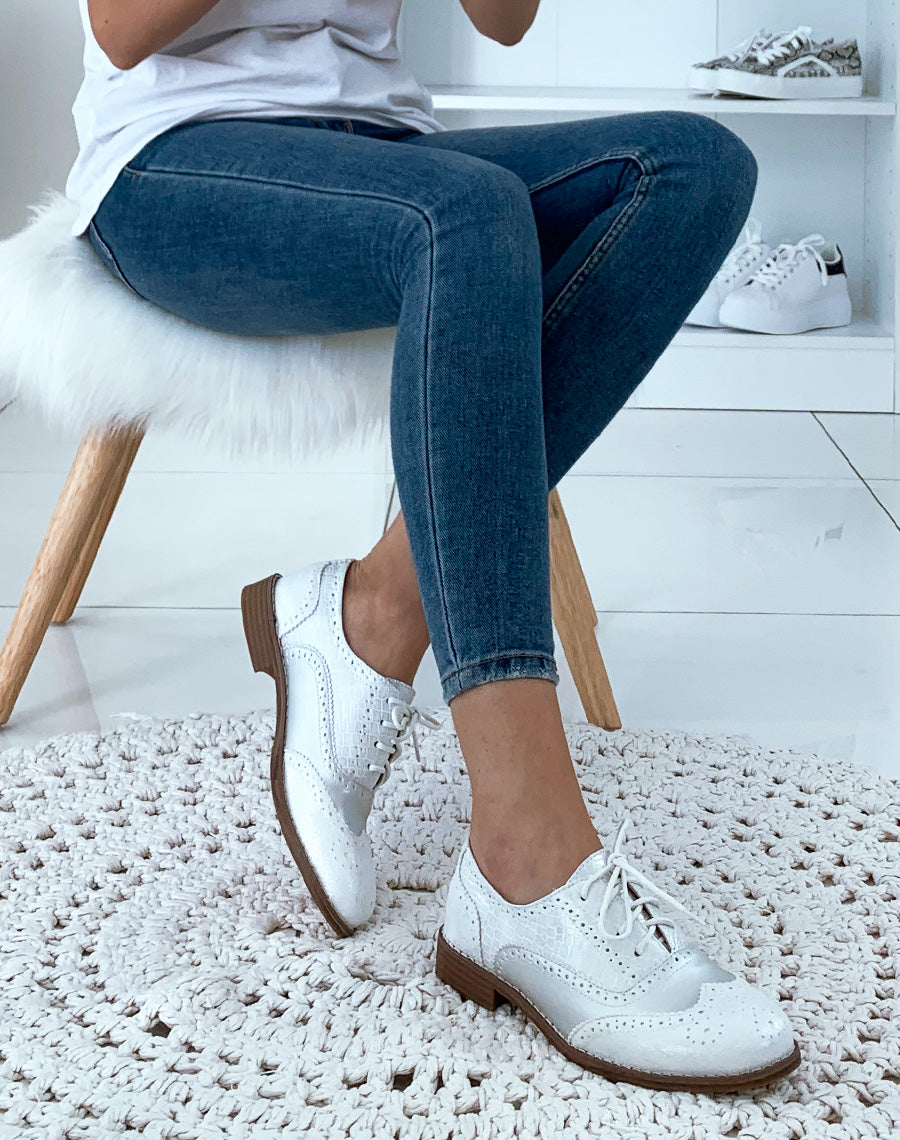 Richelieu blanches avec surpiq?res ? bout arrondi