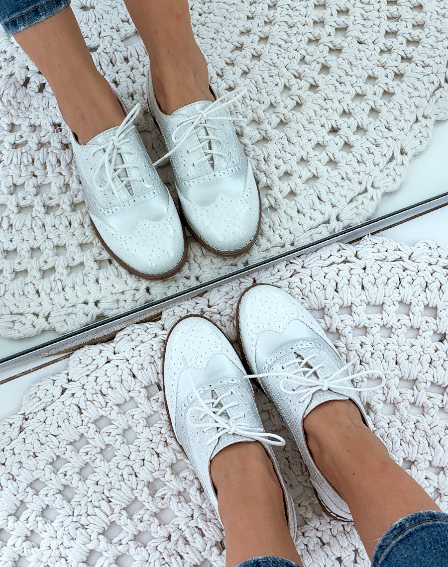 Richelieu blanches avec surpiq?res ? bout arrondi