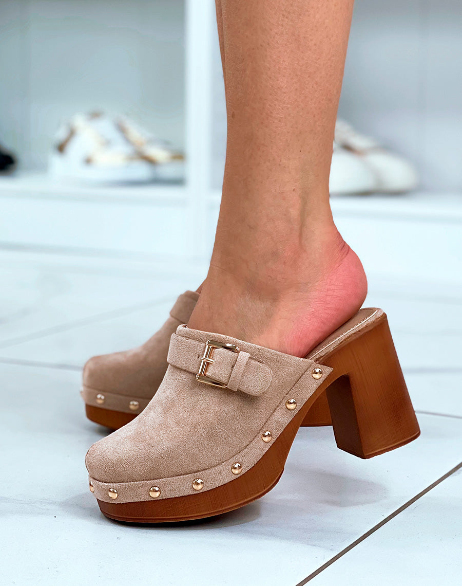 Sabots en suédine beige cloutés à sangle ajustable dorée