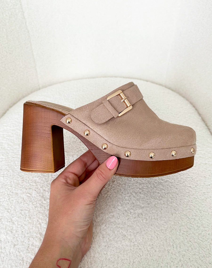 Sabots en suédine beige cloutés à sangle ajustable dorée