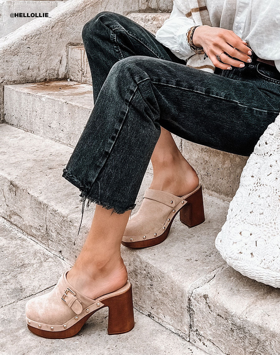 Sabots en suédine beige cloutés à sangle ajustable dorée