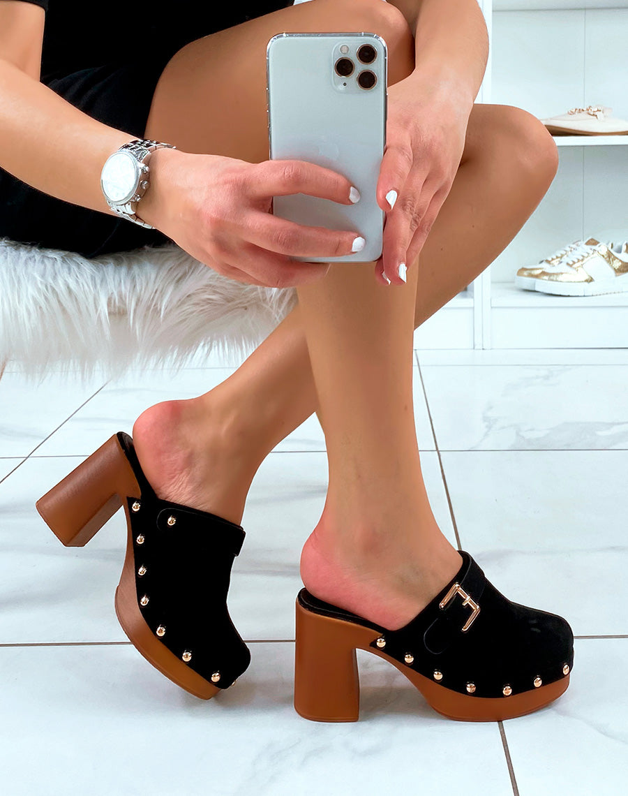 Sabots en suédine noire cloutés à sangle ajustable dorée