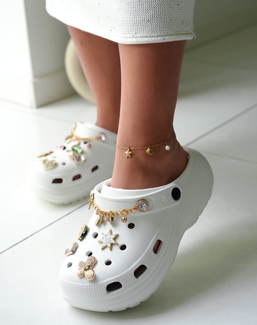 Sabots femme blancs à détails bijoux tendance et plateforme épaisse