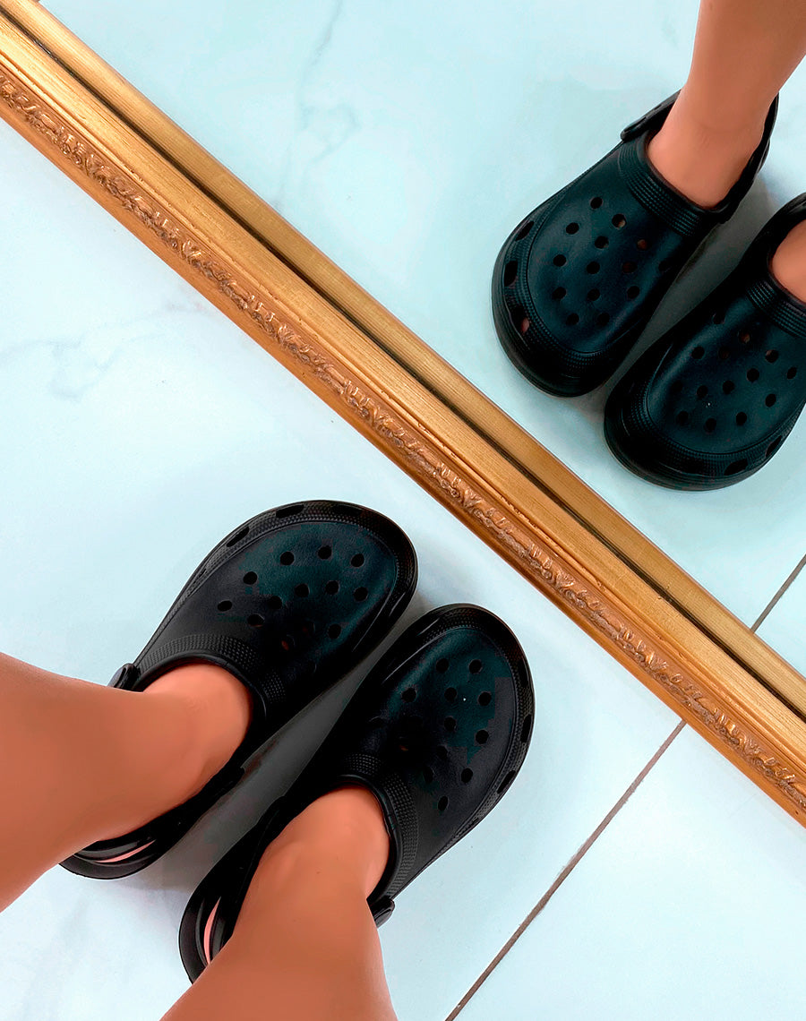 Sabots ventilés ajouré noirs à bride arrière