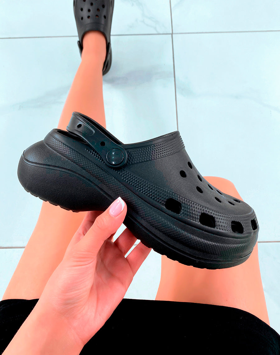 Sabots ventilés ajouré noirs à bride arrière