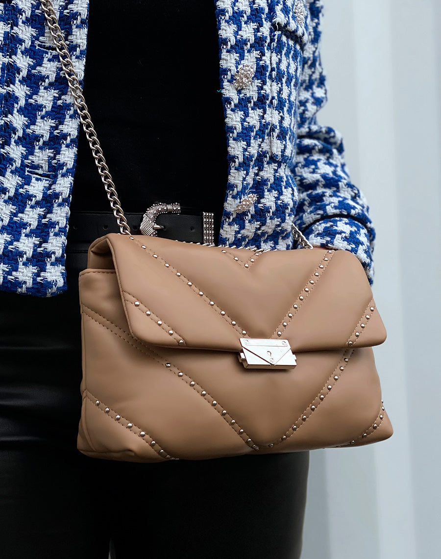 Sac bandoulière beige à clous argentés