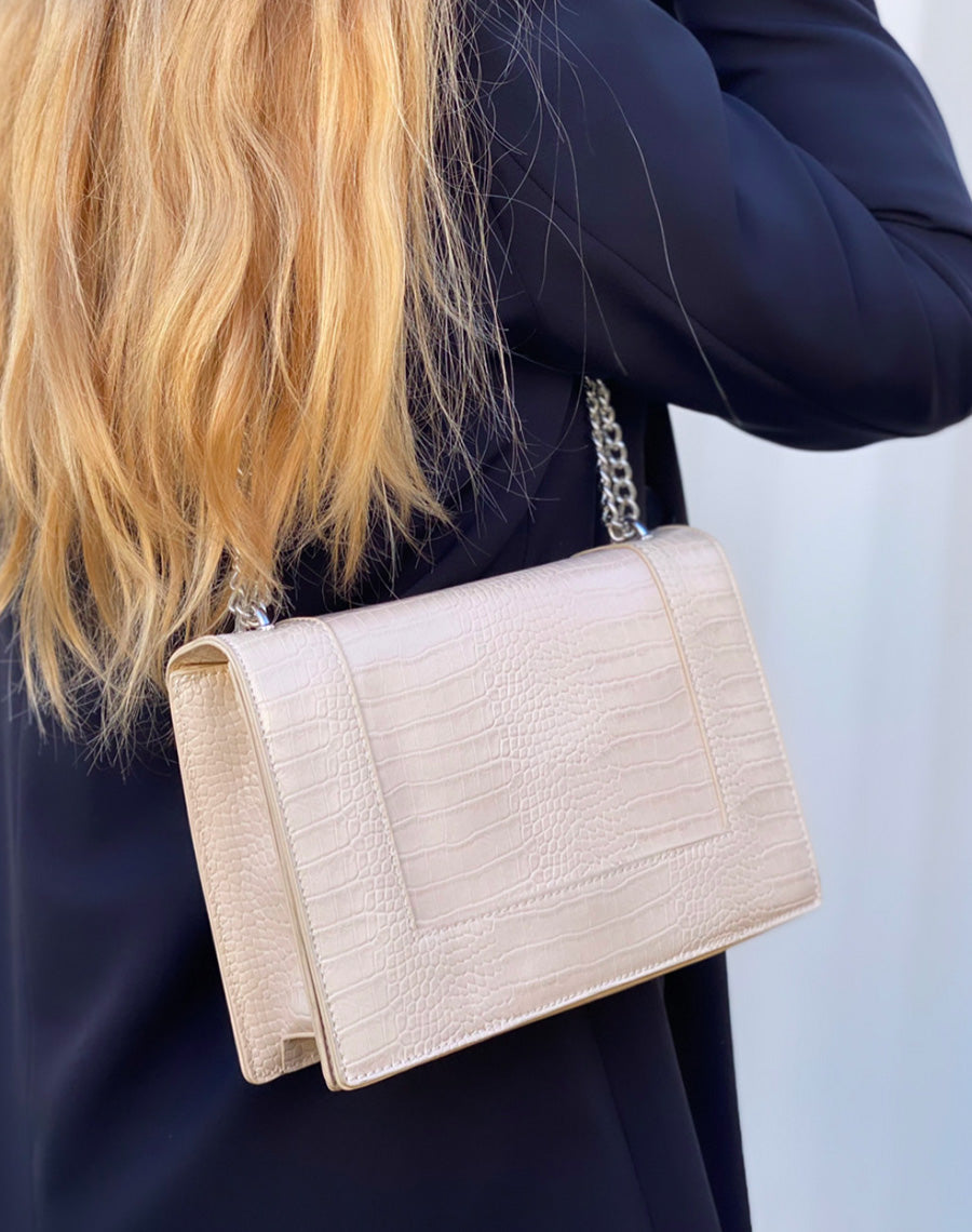 Sac bandoulière beige effet croco avec chaîne argentée