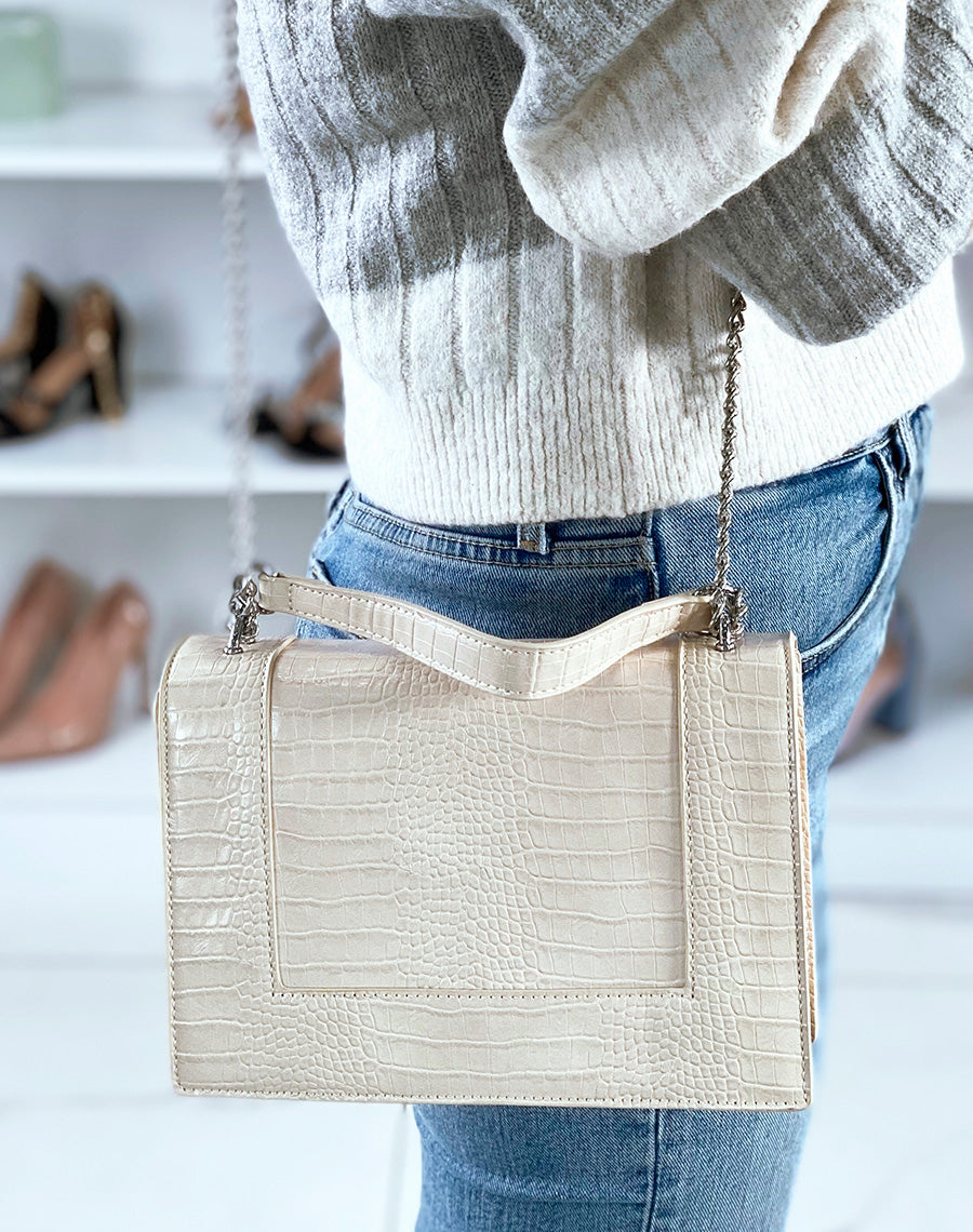 Sac bandoulière beige effet croco avec chaîne argentée