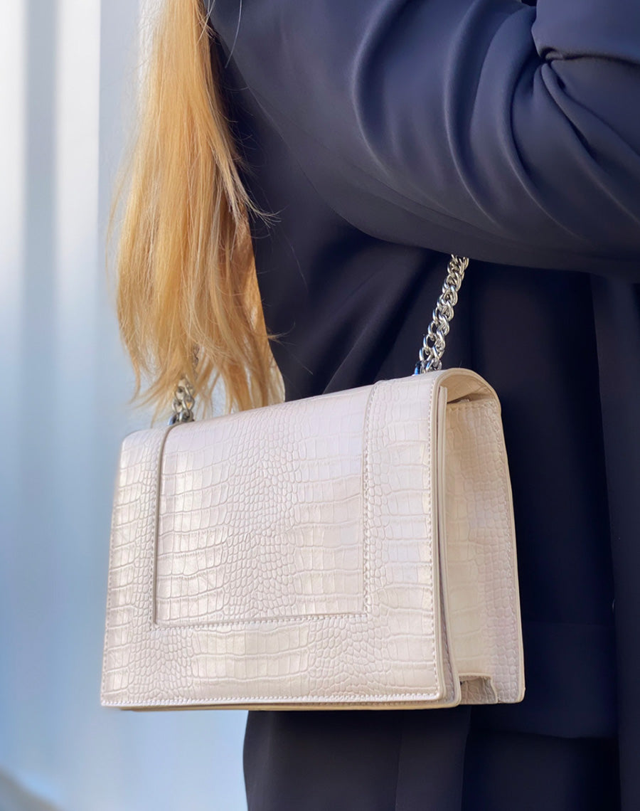 Sac bandoulière beige effet croco avec chaîne argentée