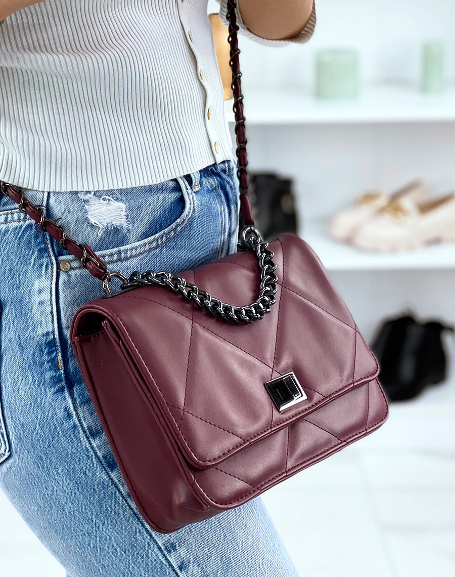 Sac bandoulière bordeaux effet matelassé à chaîne argentée