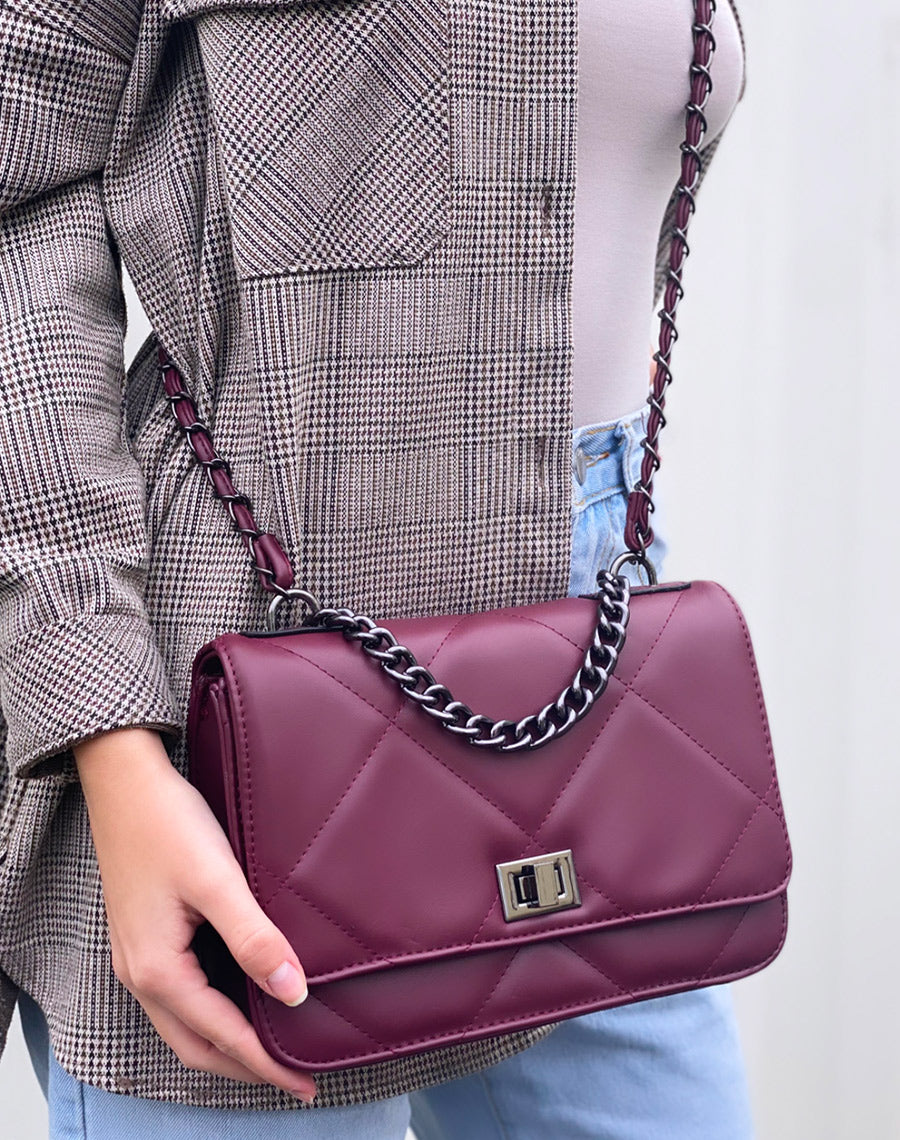 Sac bandoulière bordeaux effet matelassé à chaîne argentée