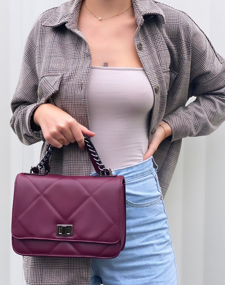 Sac bandoulière bordeaux effet matelassé à chaîne argentée