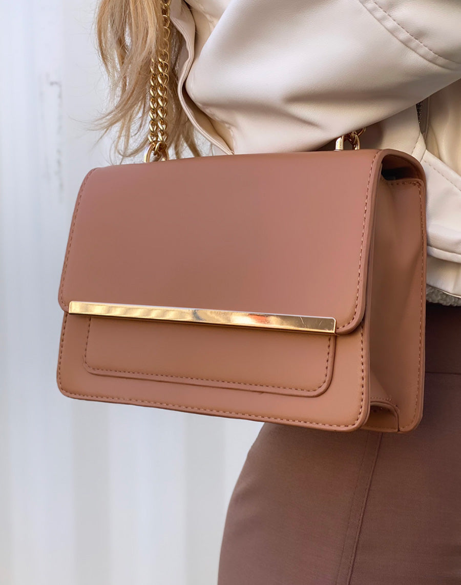 Sac à bandoulière camel avec un liseré doré