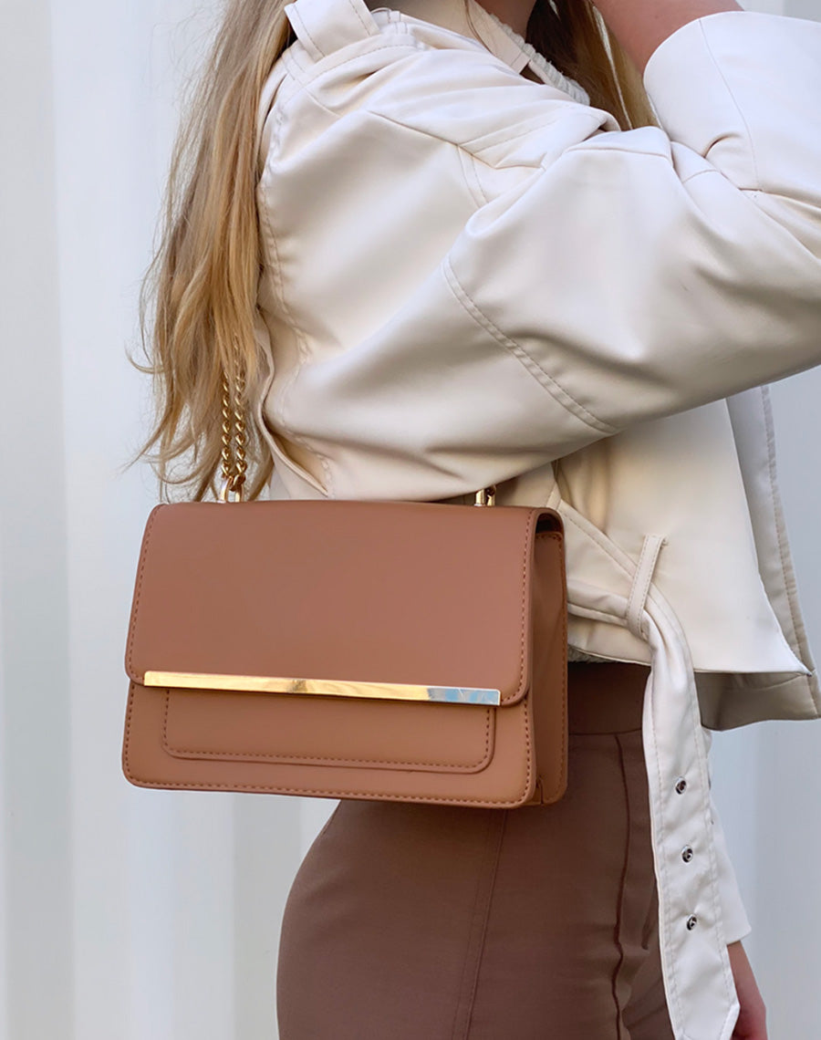 Sac à bandoulière camel avec un liseré doré