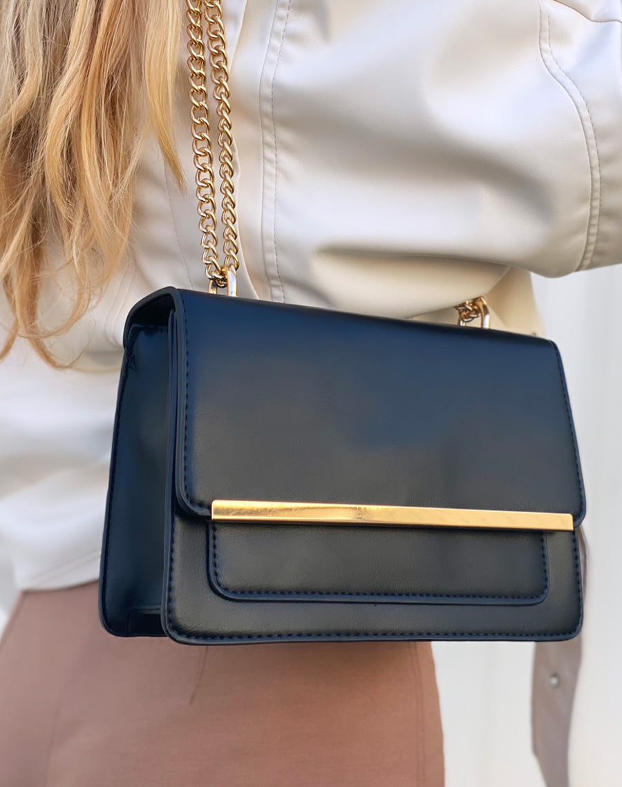 Sac à bandoulière noir avec un liseré doré