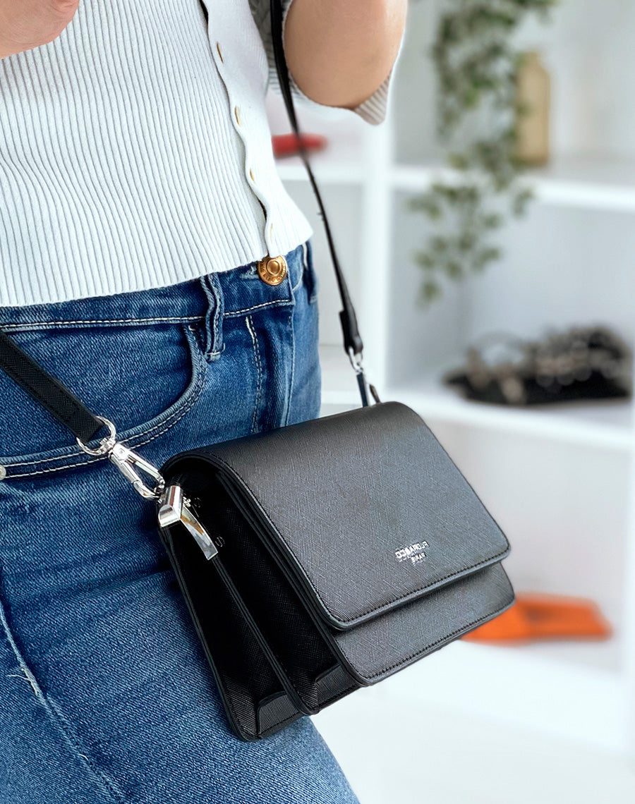 Sac à bandoulière noir à détail argenté