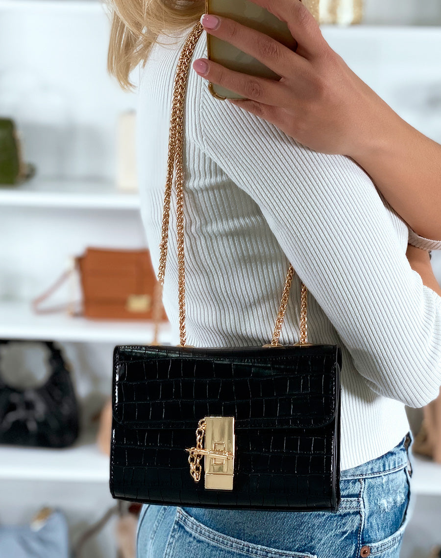 Sac bandoulière noir effet croco à détail doré