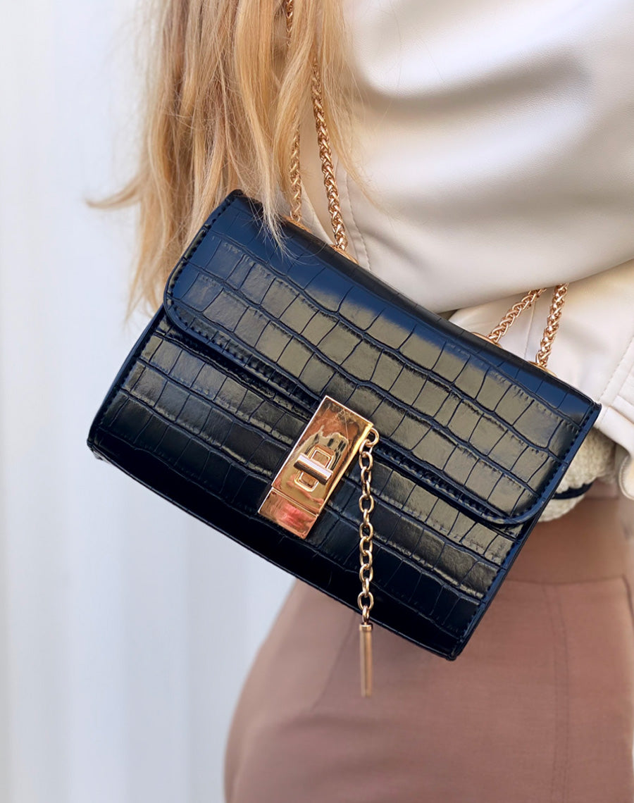 Sac bandoulière noir effet croco à détail doré
