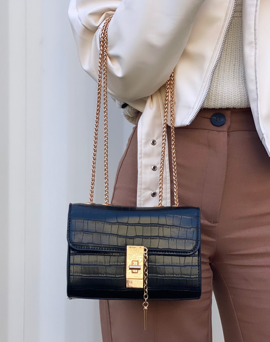 Sac bandoulière noir effet croco à détail doré