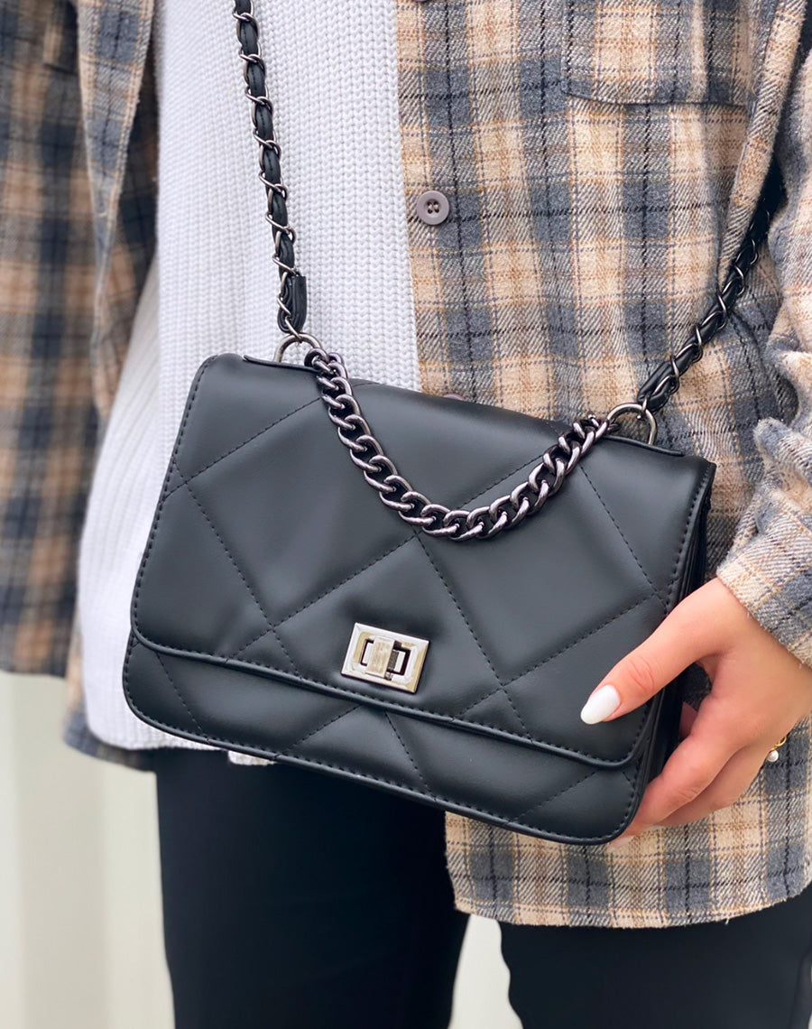 Sac bandoulière noir effet matelassé à chaîne argentée