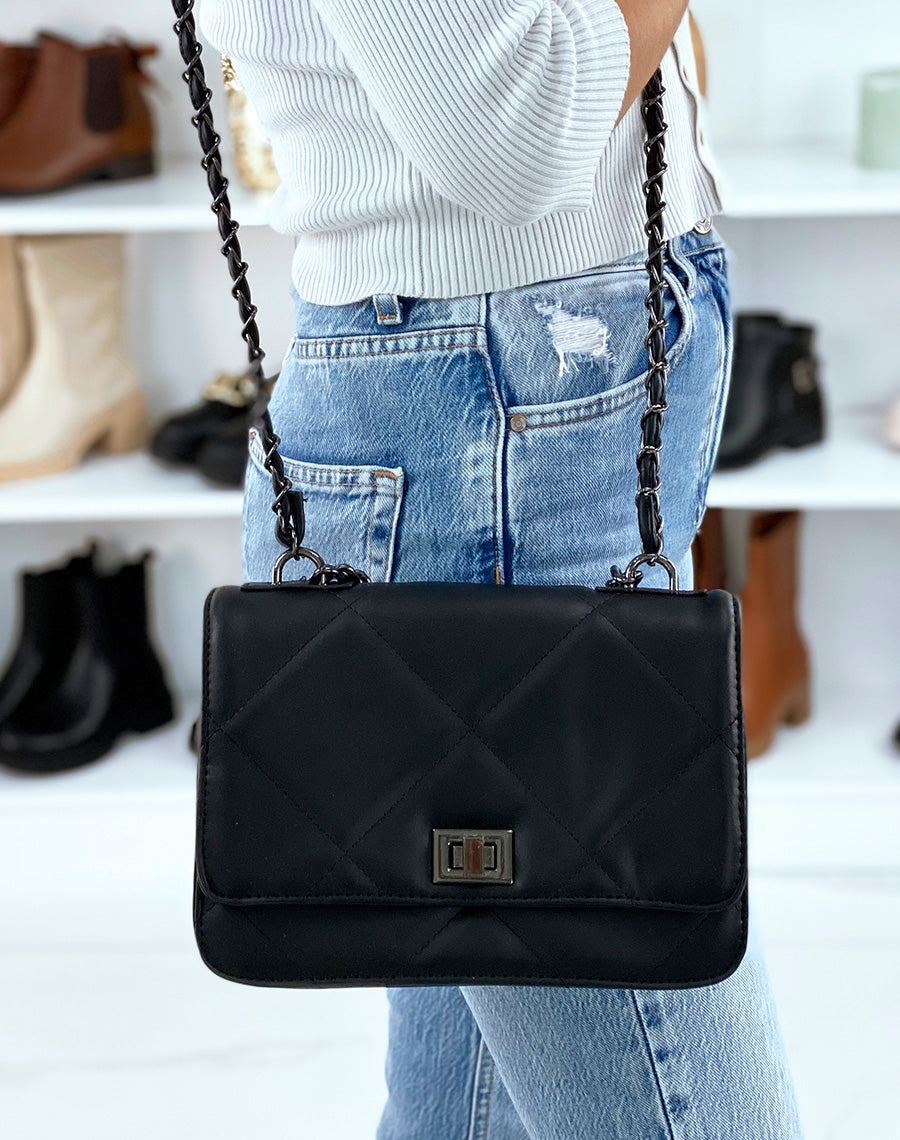 Sac bandoulière noir effet matelassé à chaîne argentée