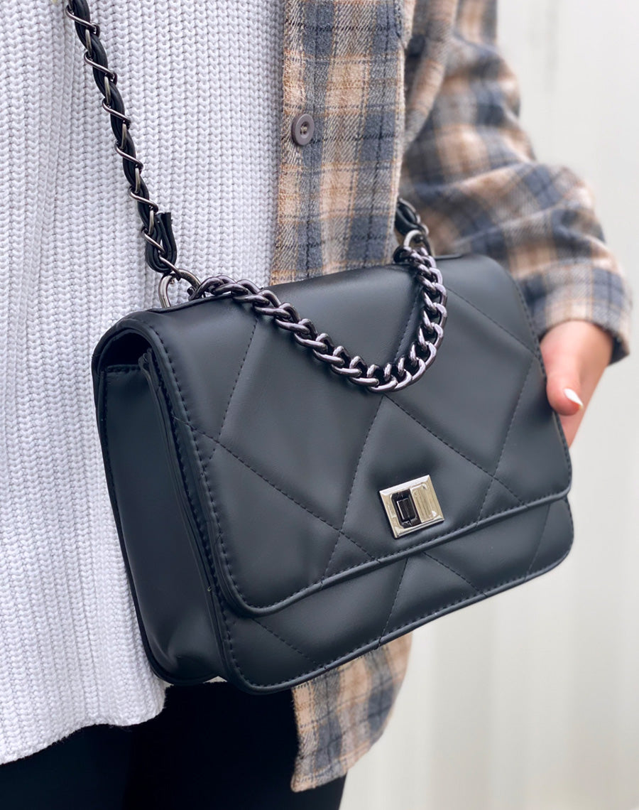 Sac bandoulière noir effet matelassé à chaîne argentée
