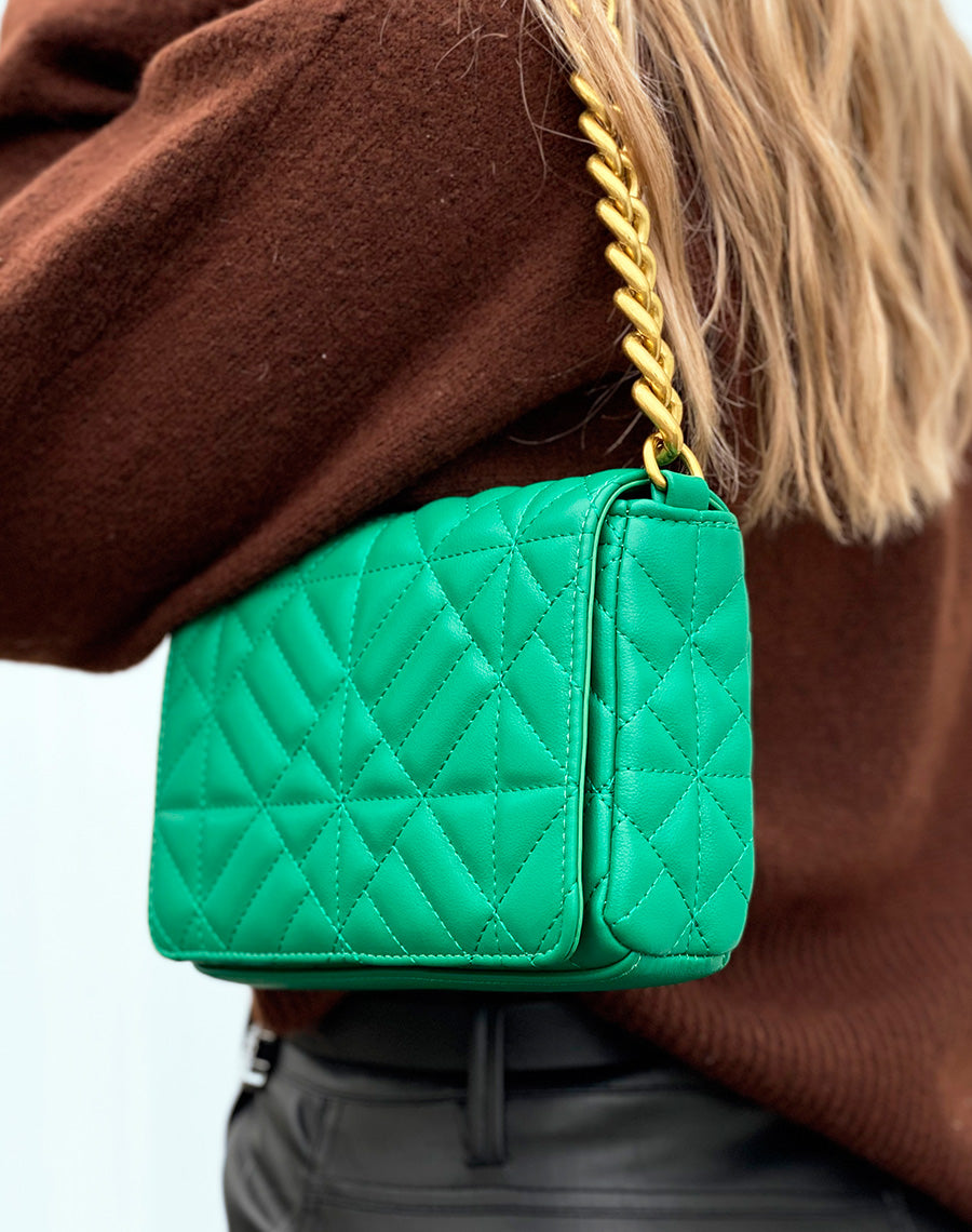 Sac bandoulière vert matelassé à grosse chaîne dorée