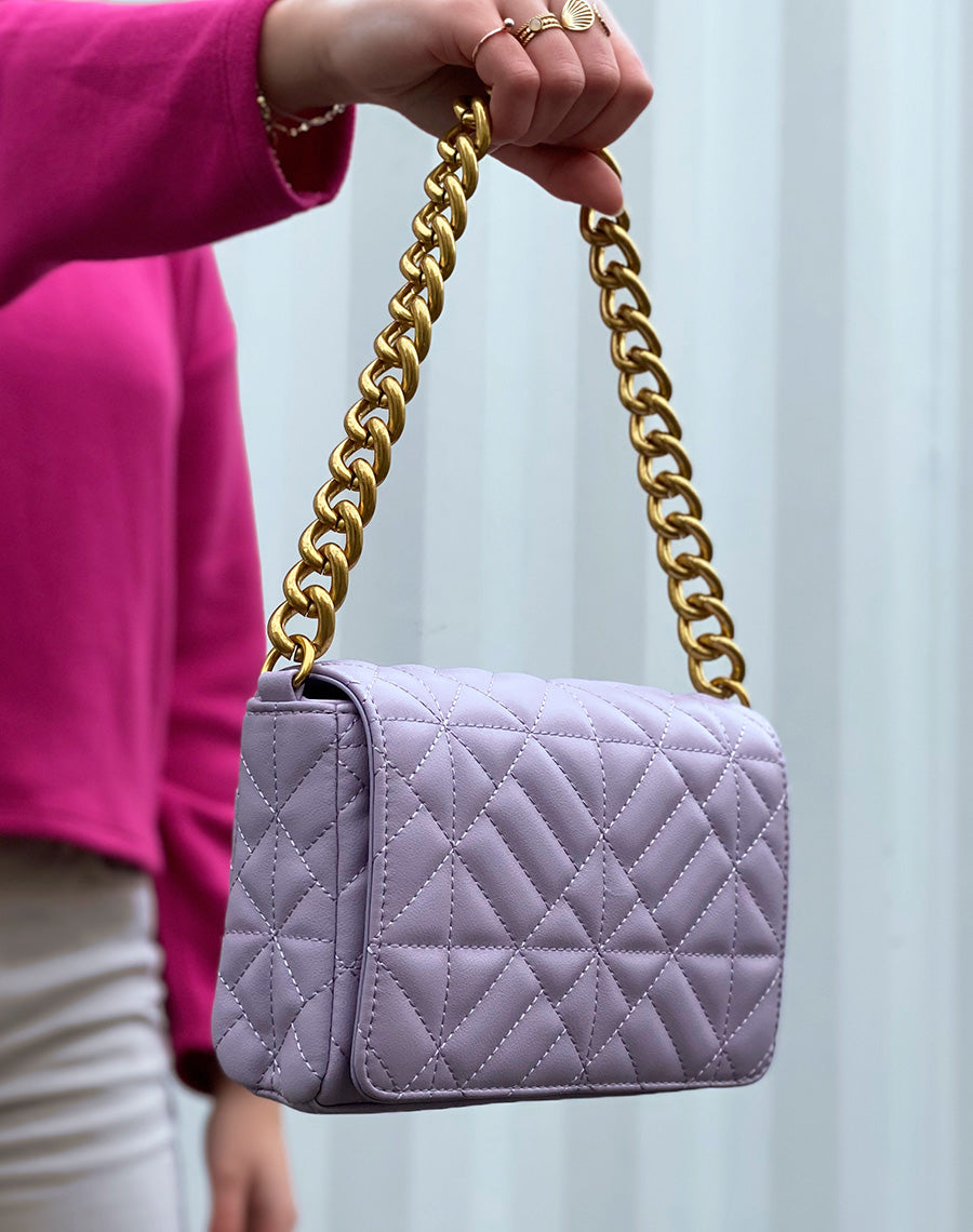 Sac bandoulière violet pastel matelassé à grosse chaîne dorée